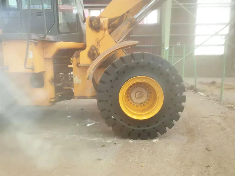 Sklárska továreň v Brazílii používa 23,5-25 pevných pneumatík