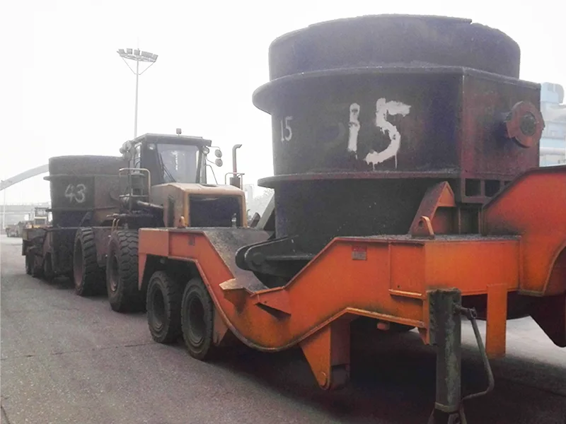 Auto na roztavenú železnú panvu